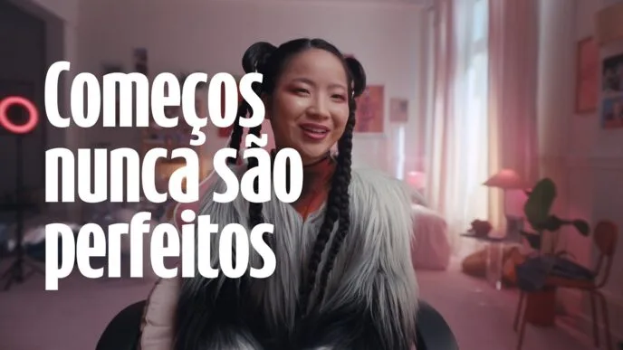 Mulher sorrindo com frase motivacional na tela