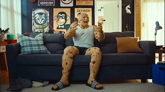 Homem biscoito sentado em sofá moderno