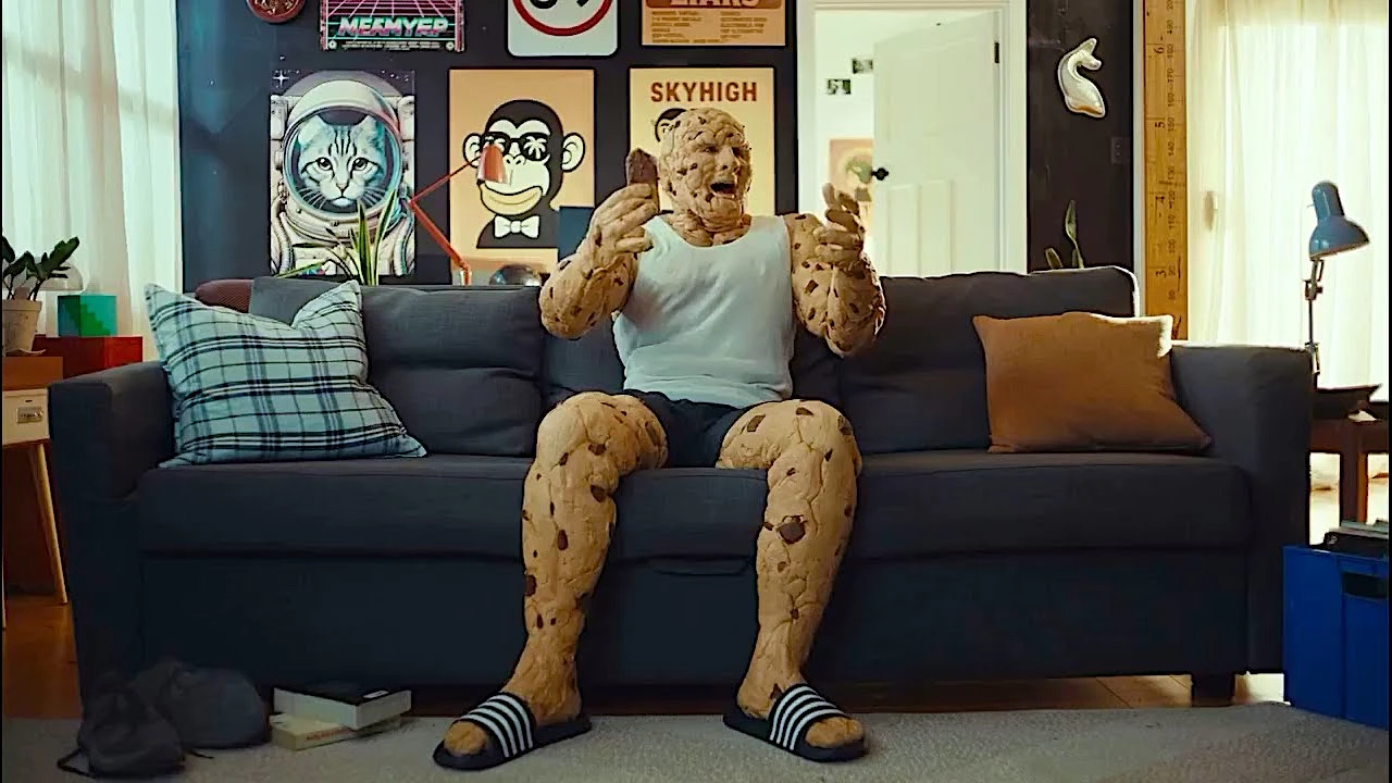 Homem biscoito sentado em sofá moderno