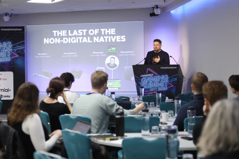 Palestrante em conferência sobre gerações digitais