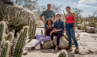 Quatro pessoas em paisagem árida com cactos