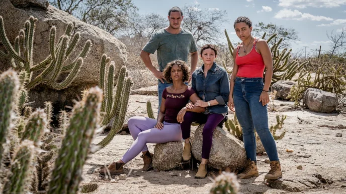 Quatro pessoas em paisagem árida com cactos