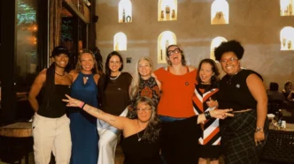 Grupo de mulheres sorrindo em ambiente interno