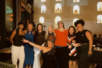 Grupo de mulheres sorrindo em ambiente interno