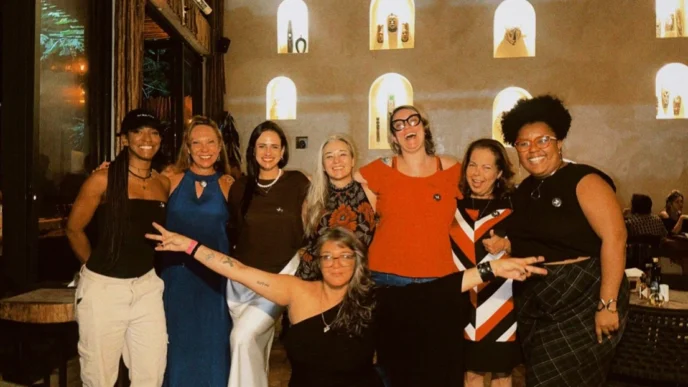 Grupo de mulheres sorrindo em ambiente interno