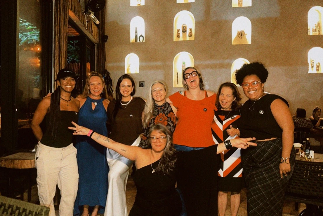 Grupo de mulheres sorrindo em ambiente interno