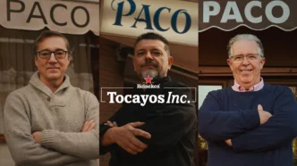 Três homens em frente a lojas Paco