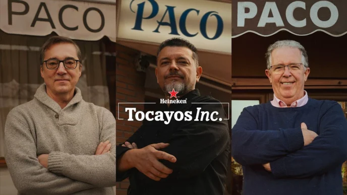 Três homens em frente a lojas Paco