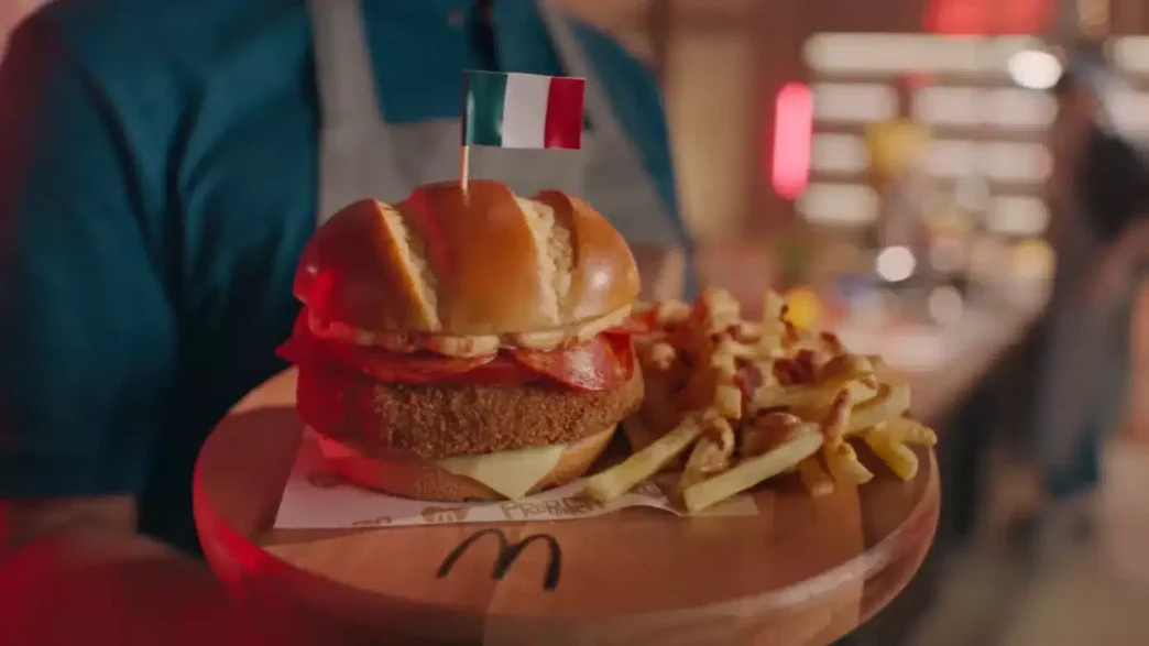 Hambúrguer com bandeira italiana e batatas fritas