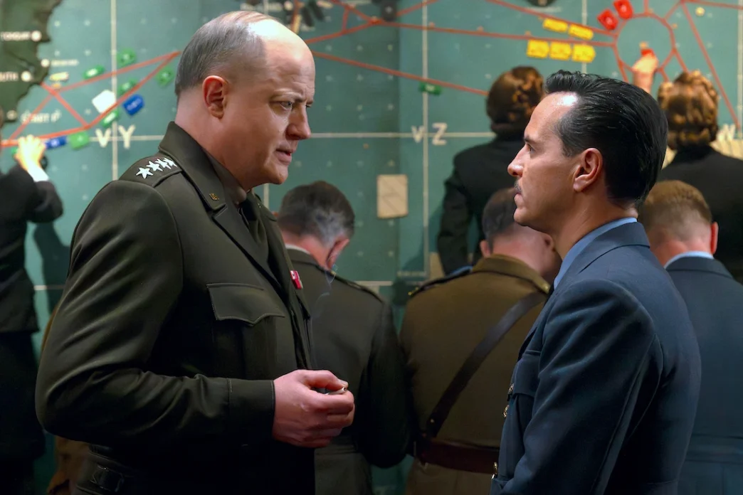 Oficiais militares discutindo estratégia em sala de guerra