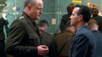 Oficiais militares discutindo estratégia em sala de guerra