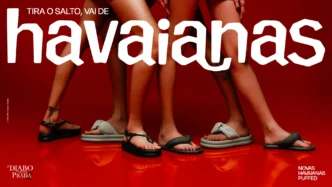 Pernas femininas com sandálias Havaianas em fundo vermelho