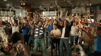 Torcedores comemorando com cerveja em bar lotado