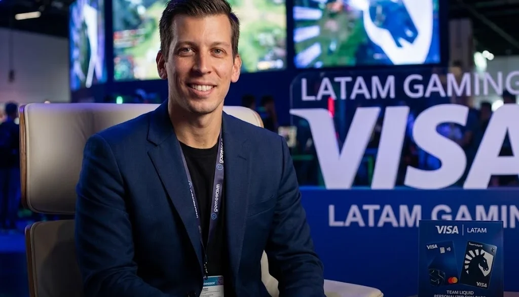 Executivo em estande da Visa em evento gamer