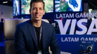 Executivo em estande da Visa em evento gamer