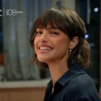 Mulher sorrindo em ambiente interno com logo Electrolux
