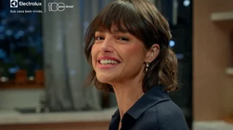 Mulher sorrindo em ambiente interno com logo Electrolux