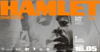 Cartaz de Hamlet com rosto dividido em preto e branco