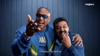 Dois homens sorrindo em campanha publicitária brasileira