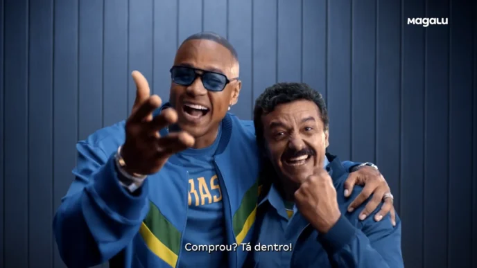 Dois homens sorrindo em campanha publicitária brasileira