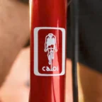 Logotipo Caloi em quadro vermelho de bicicleta