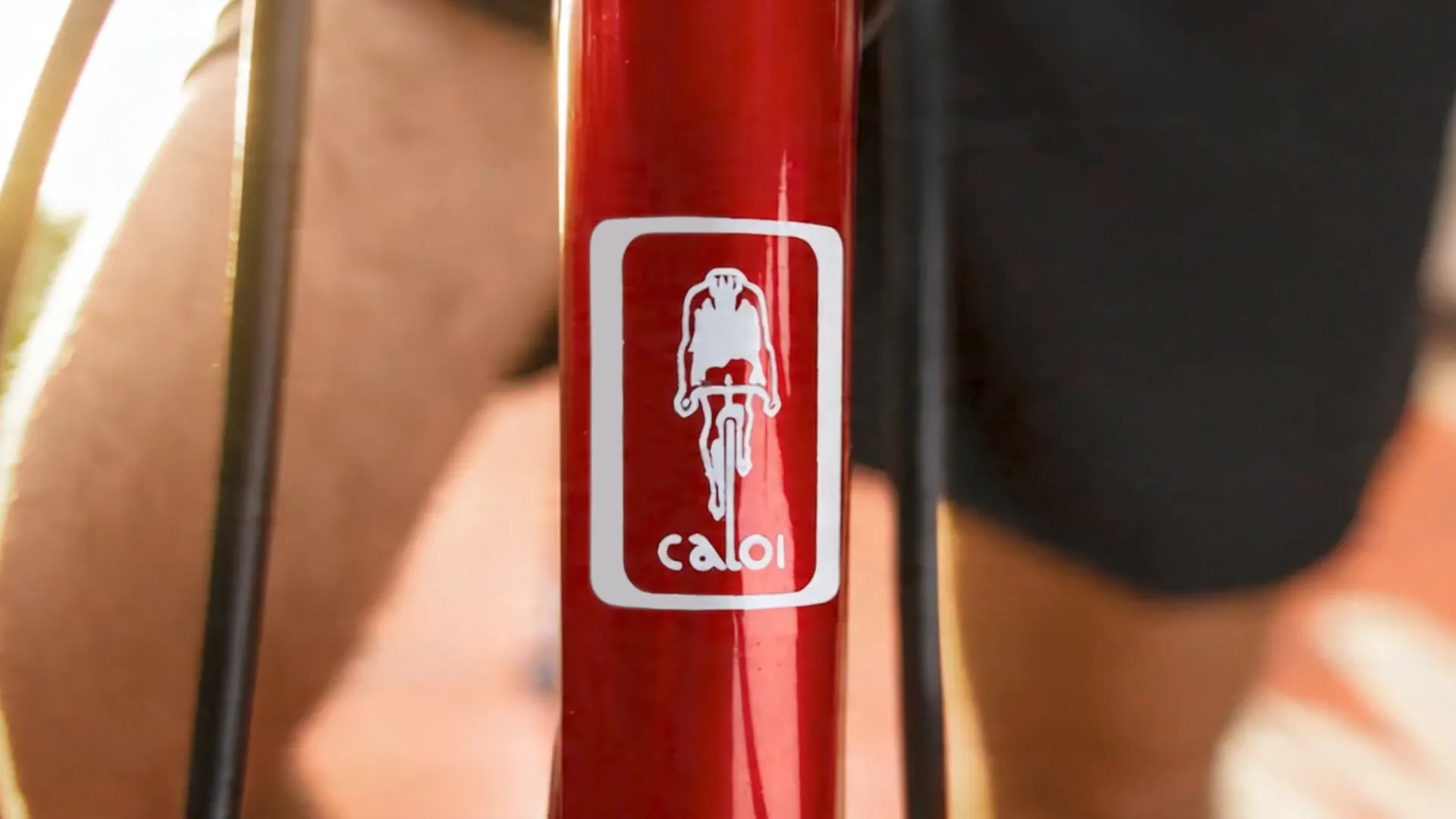 Logotipo Caloi em quadro vermelho de bicicleta