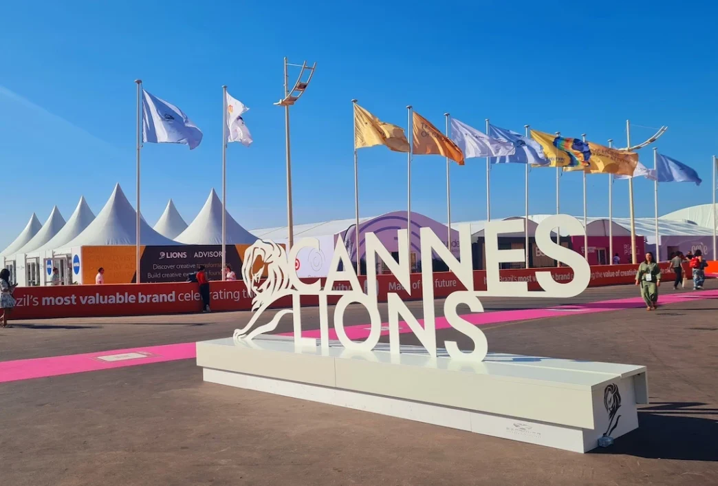 Letreiro Cannes Lions com bandeiras ao fundo