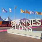 Letreiro Cannes Lions com bandeiras ao fundo