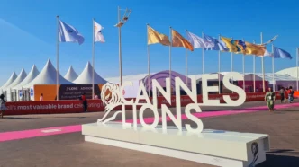 Letreiro Cannes Lions com bandeiras ao fundo