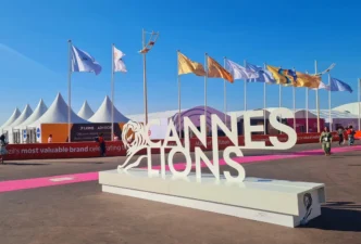 Letreiro Cannes Lions com bandeiras ao fundo