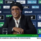 Homem em coletiva de imprensa com patrocinadores