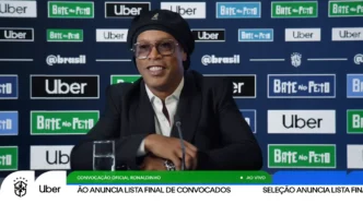 Homem em coletiva de imprensa com patrocinadores