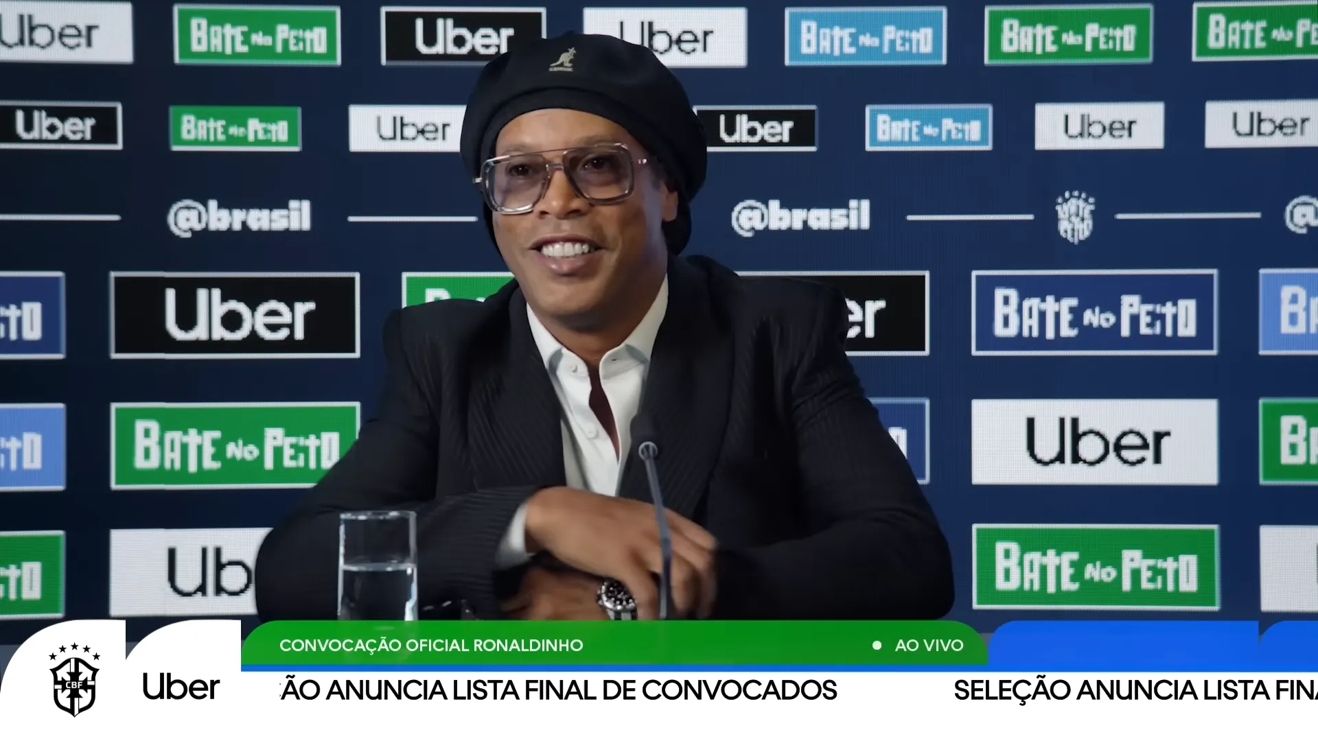Homem em coletiva de imprensa com patrocinadores