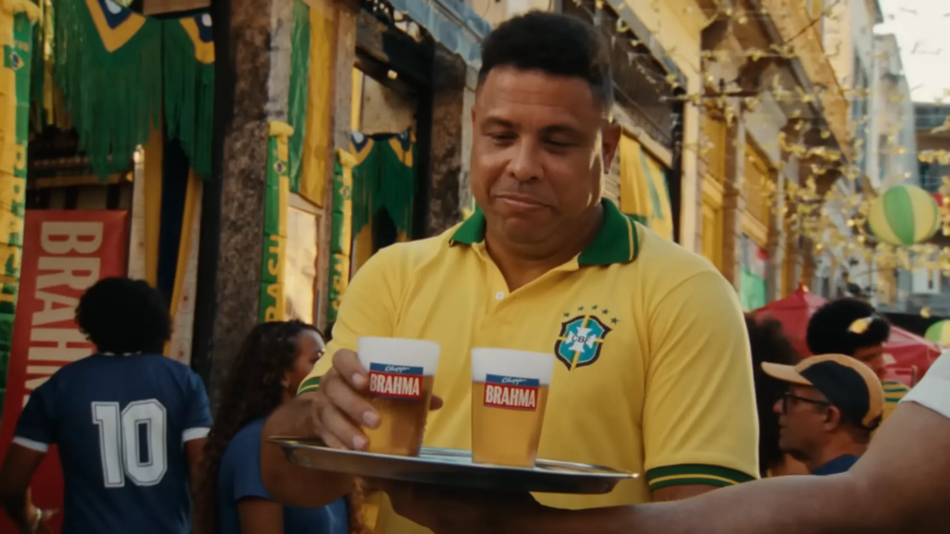 Homem com camisa da seleção segurando cervejas