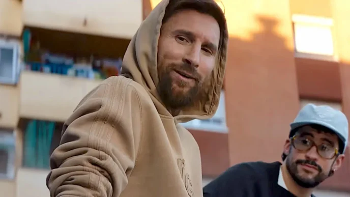 Homem de moletom bege sorrindo ao ar livre