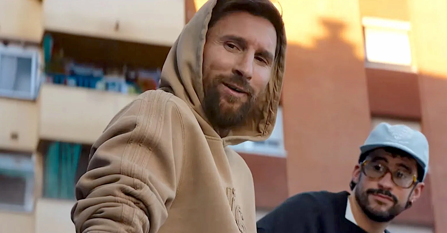 Homem de moletom bege sorrindo ao ar livre