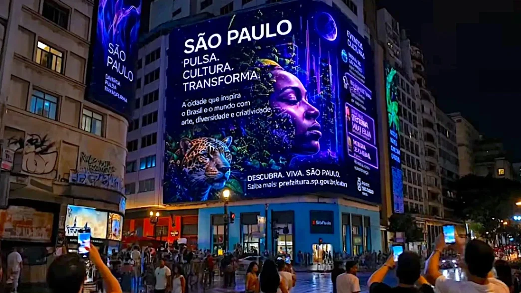 Painel iluminado de São Paulo à noite