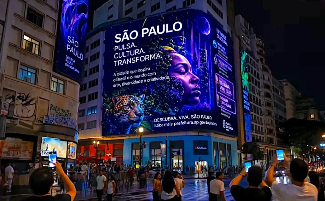 Painel iluminado de São Paulo à noite