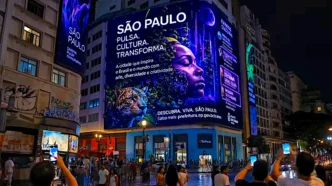 Painel iluminado de São Paulo à noite