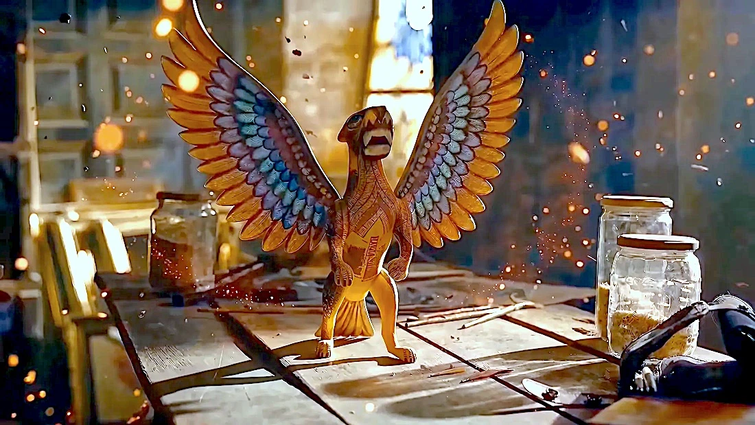 Criatura alada decorativa sobre mesa iluminada