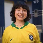 Jovem sorrindo com camisa da seleção brasileira