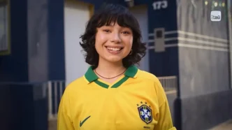 Jovem sorrindo com camisa da seleção brasileira