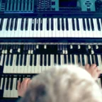 Pessoa tocando teclado de três andares