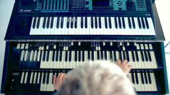 Pessoa tocando teclado de três andares
