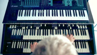 Pessoa tocando teclado de três andares