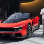 Carro esportivo vermelho em showroom moderno