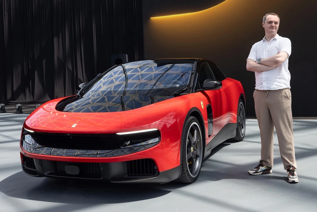 Carro esportivo vermelho em showroom moderno
