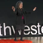 Mulher palestrando em palco com logo Northwestern