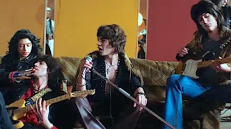 Banda de rock tocando em sala colorida