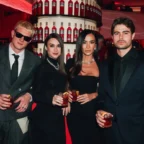Quatro pessoas elegantes em evento com coquetéis
